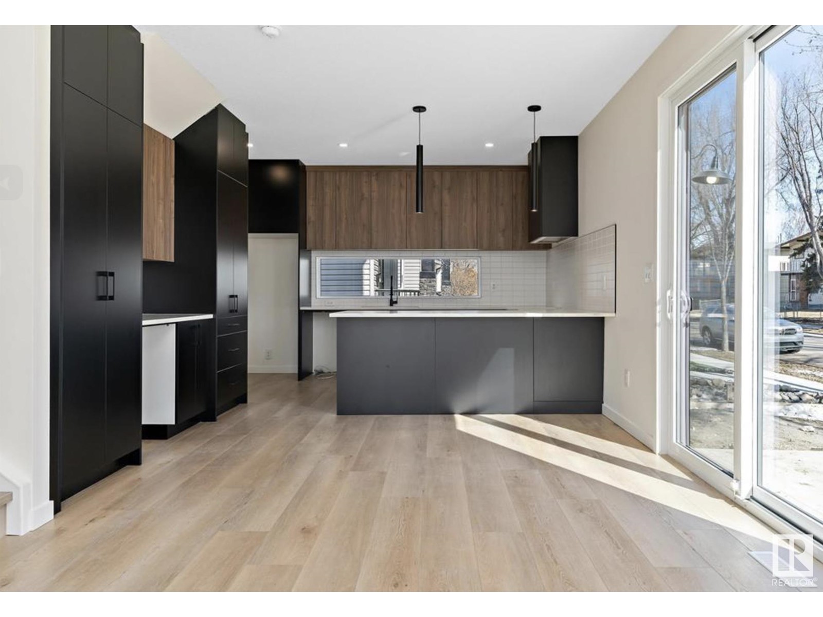 8402 87 ST NW