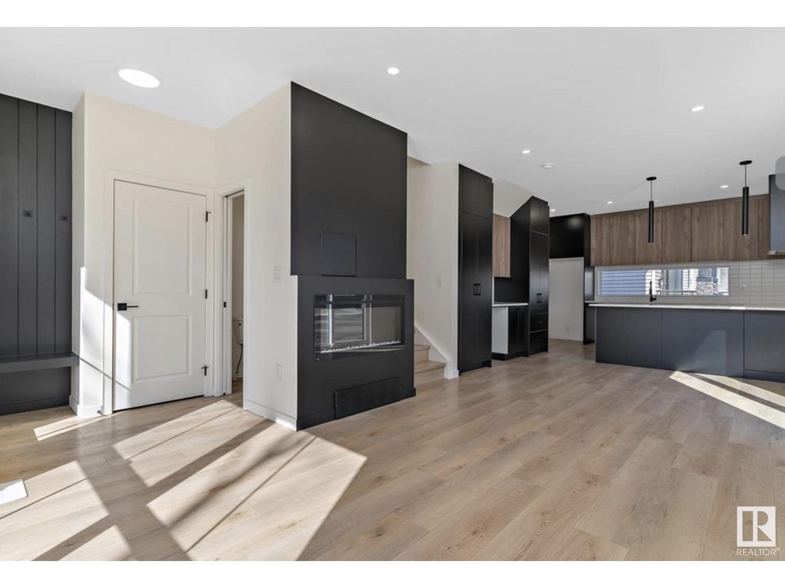 8402 87 ST NW