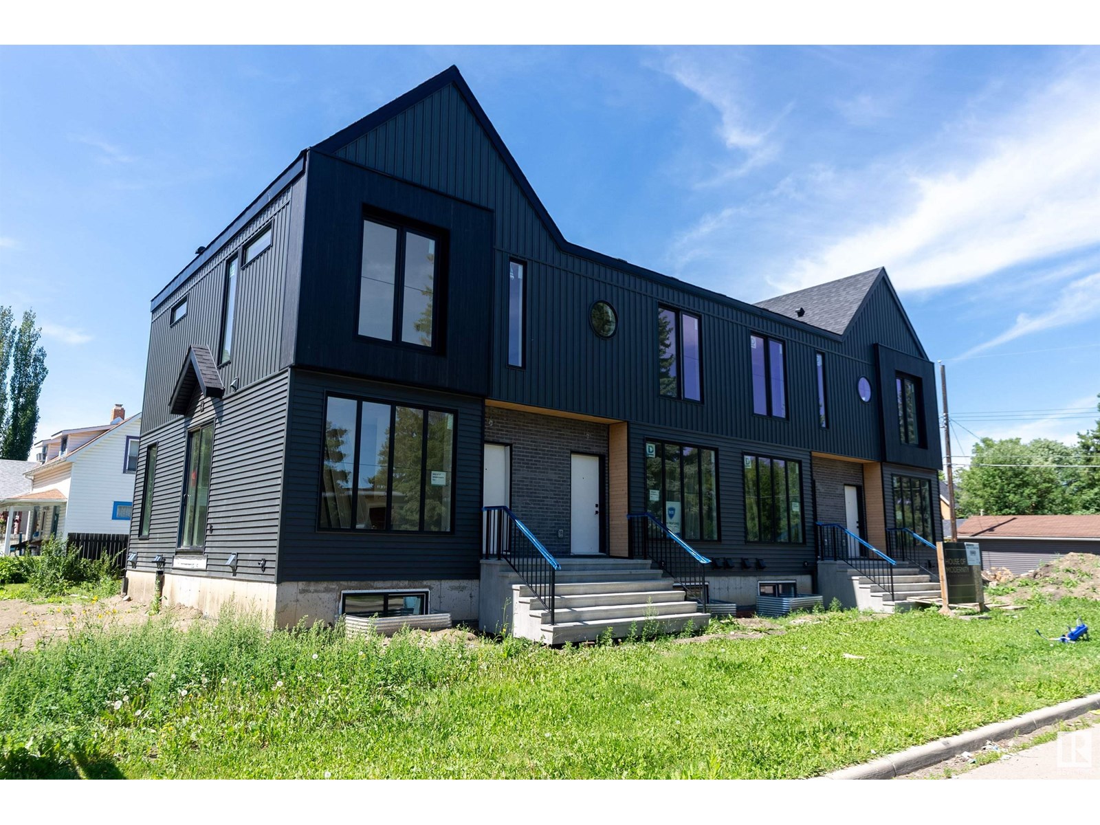 8402 87 ST NW