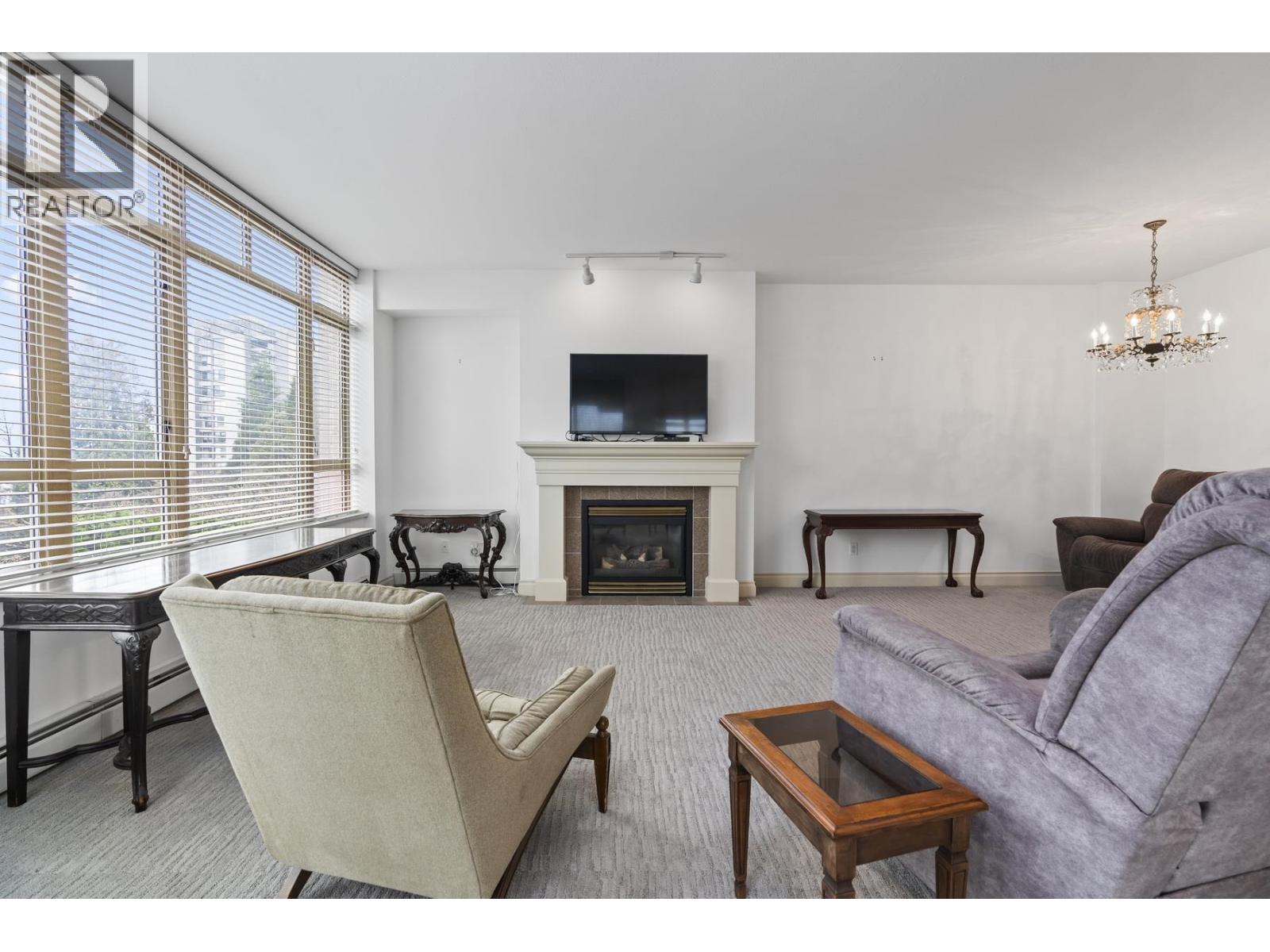 205 1896 MARINE DRIVE