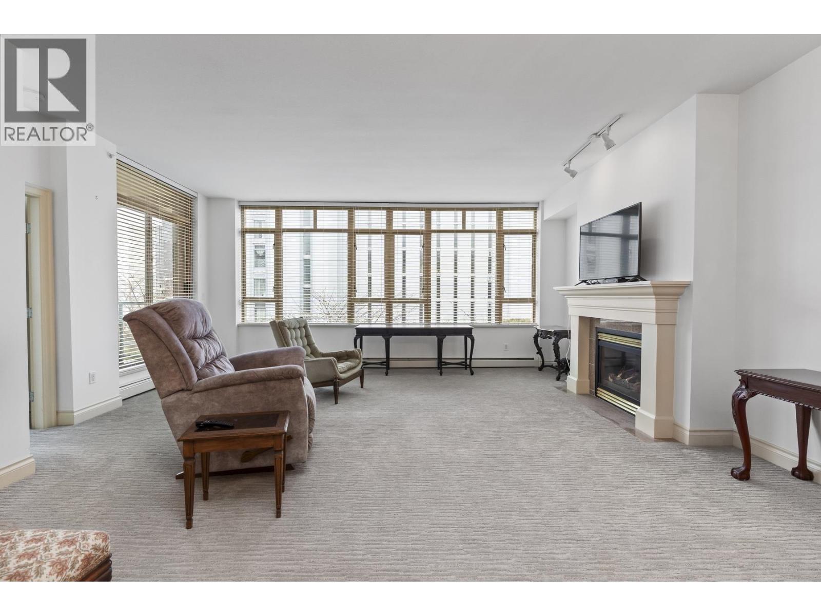 205 1896 MARINE DRIVE