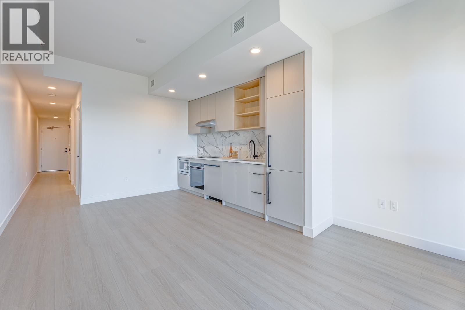 104/204 422 E 3RD STREET