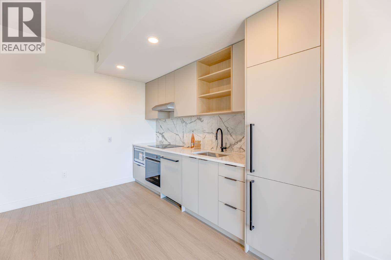 104/204 422 E 3RD STREET