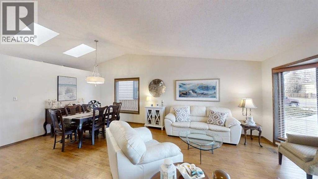 42 Ridgewood Boulevard W