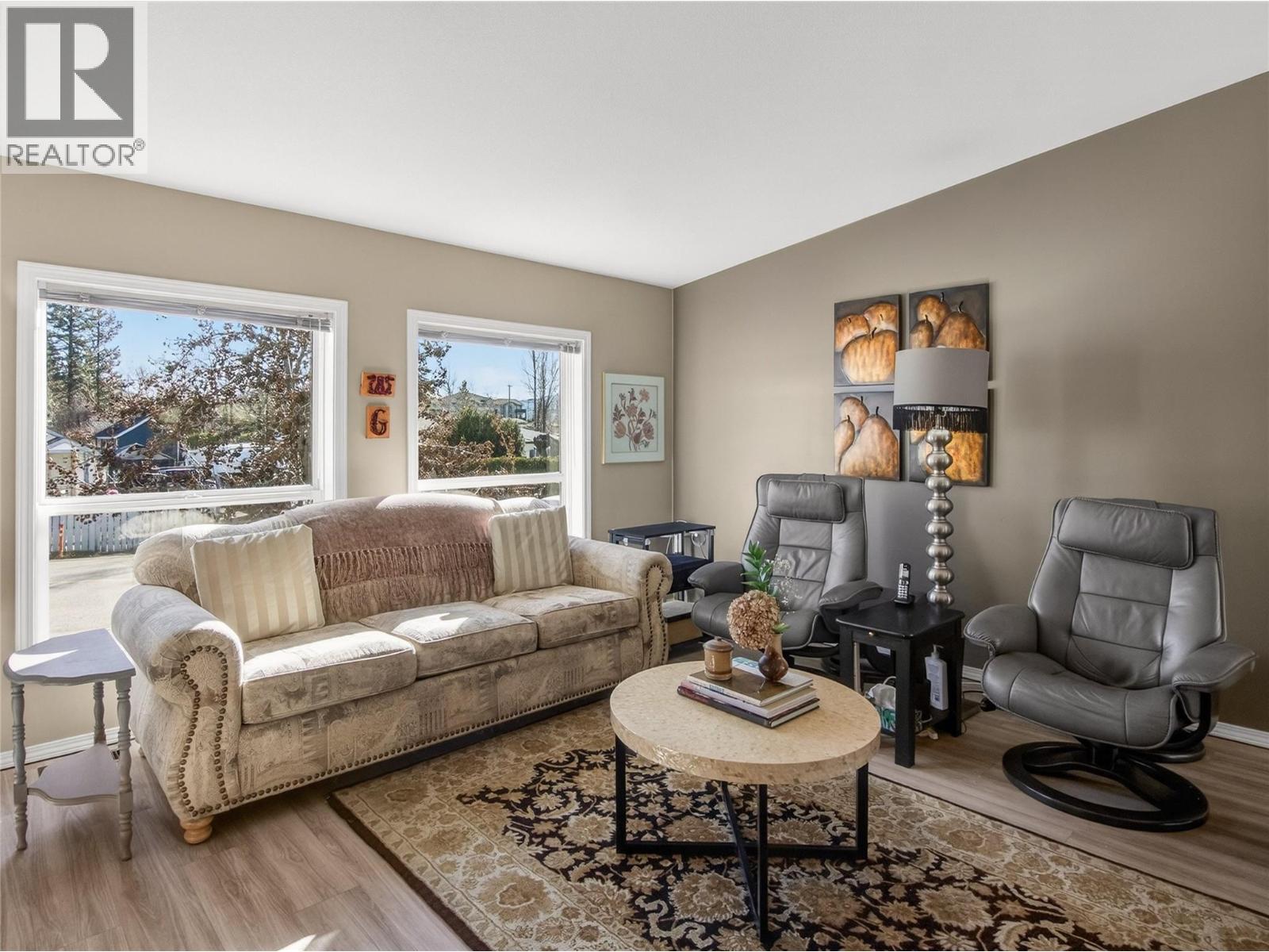 797 Eckhardt Avenue E