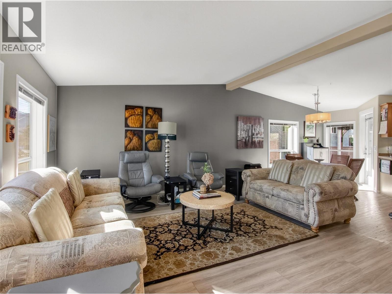 797 Eckhardt Avenue E