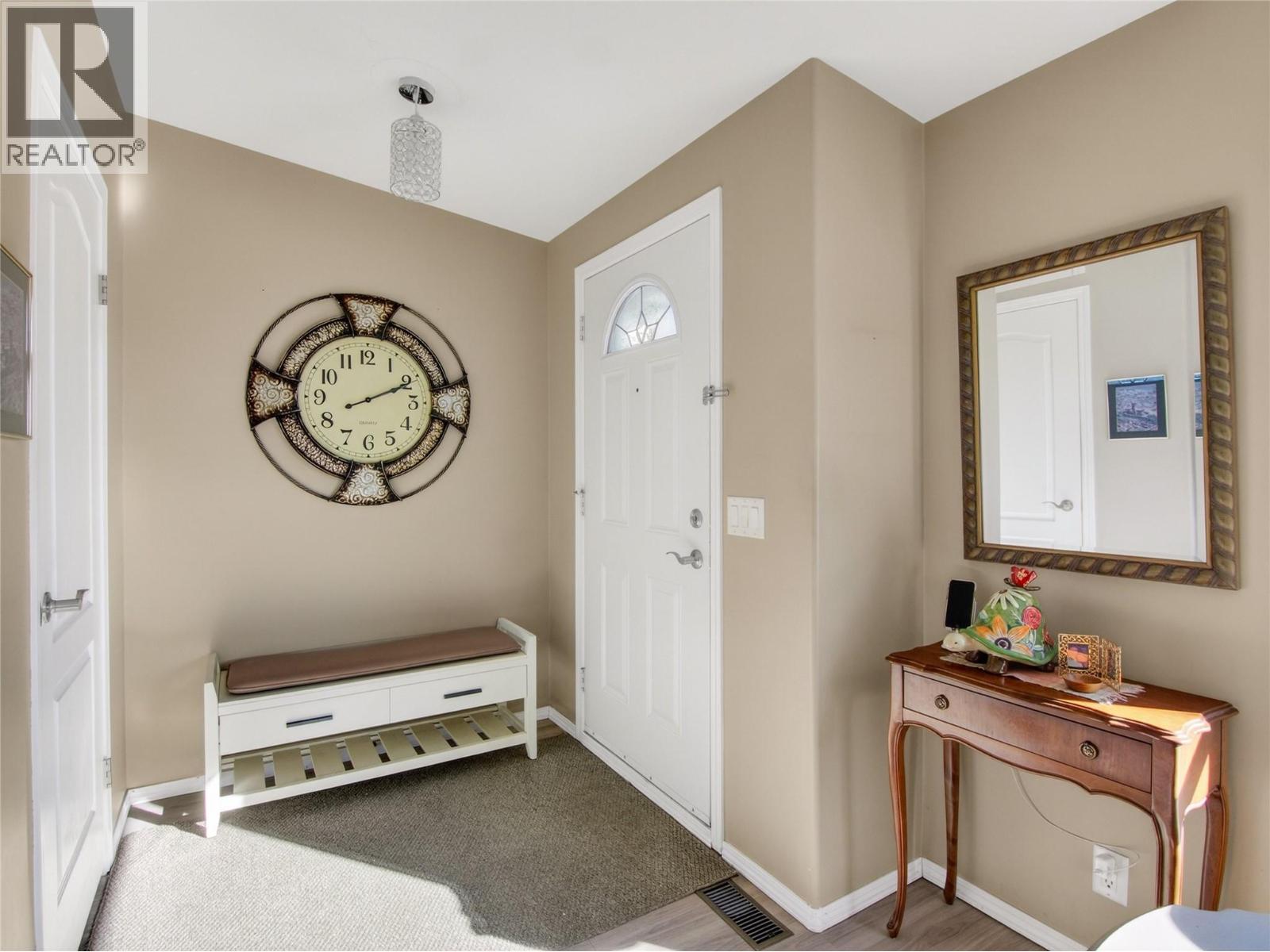 797 Eckhardt Avenue E