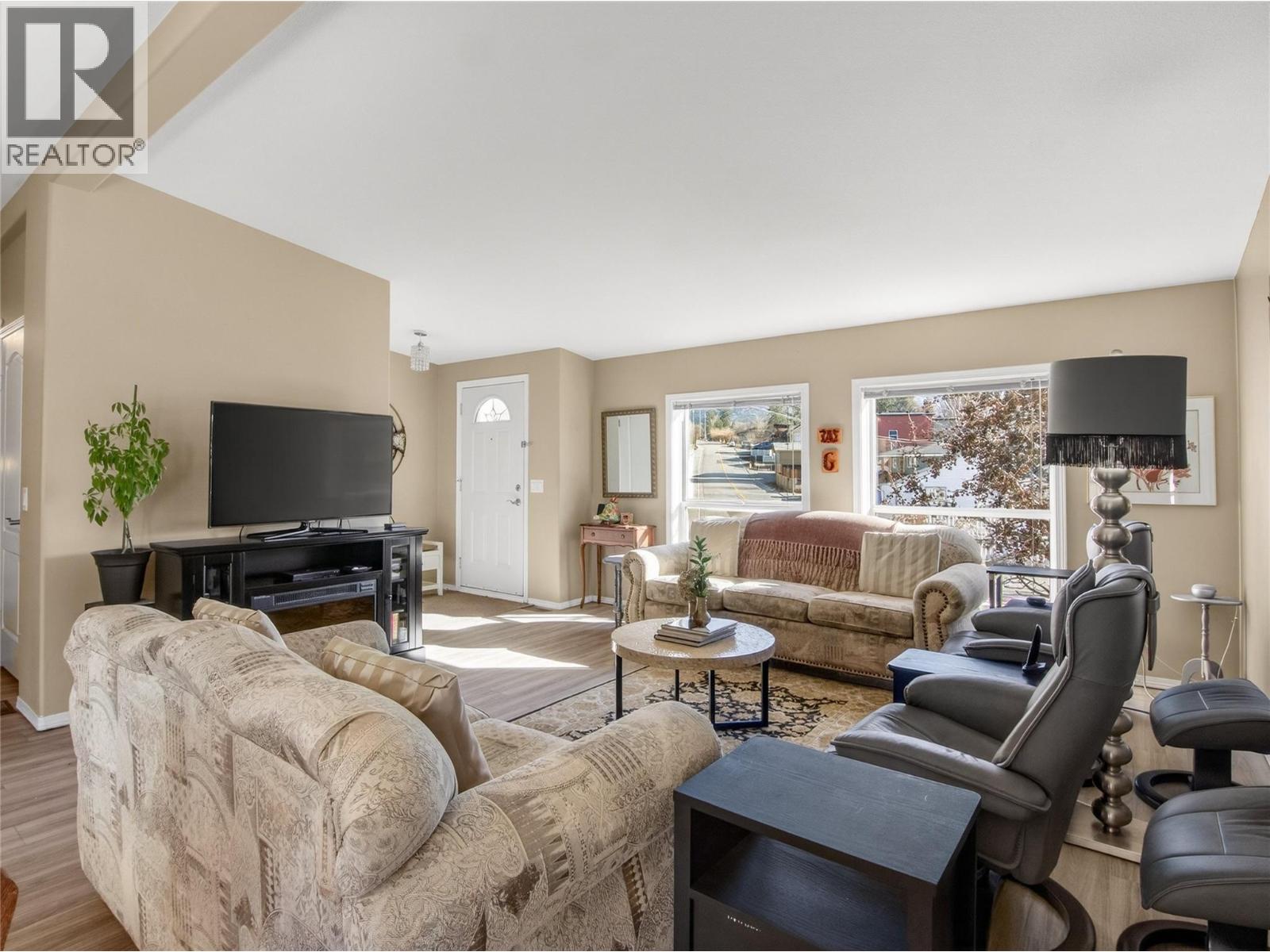 797 Eckhardt Avenue E