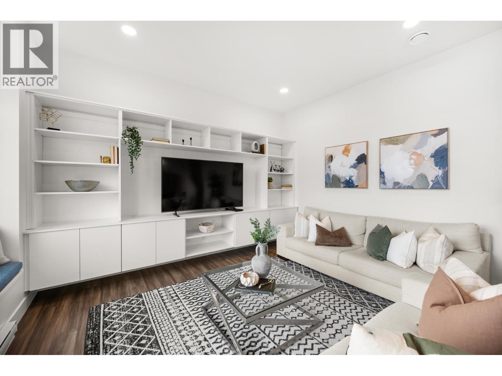 16 3552 VICTORIA DRIVE