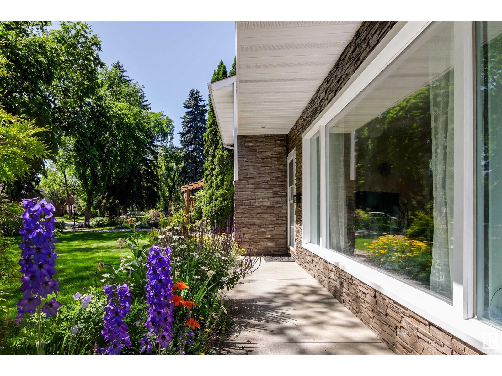 11406 73 AV NW
