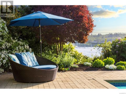 2766 Sea View Rd Saanich BC V8N1K8