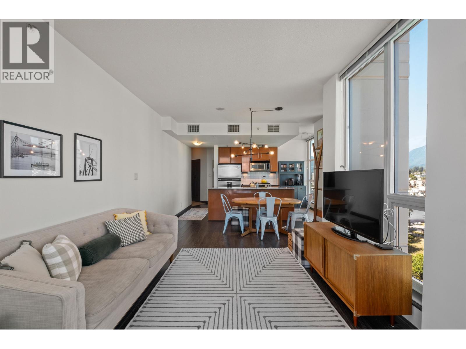 2001 188 E ESPLANADE