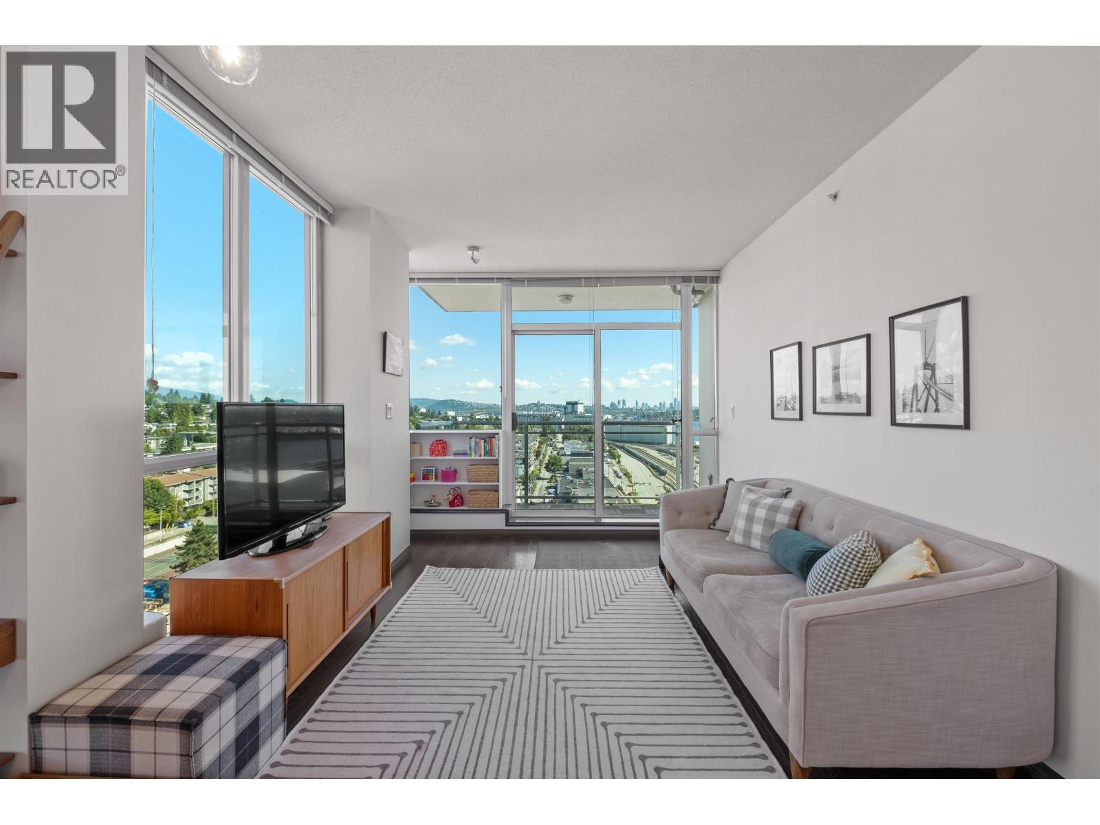 2001 188 E ESPLANADE