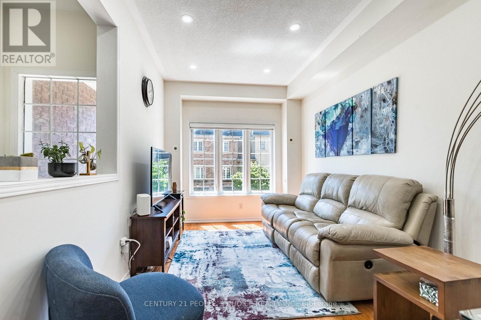 29 - 435 HENSALL CIRCLE