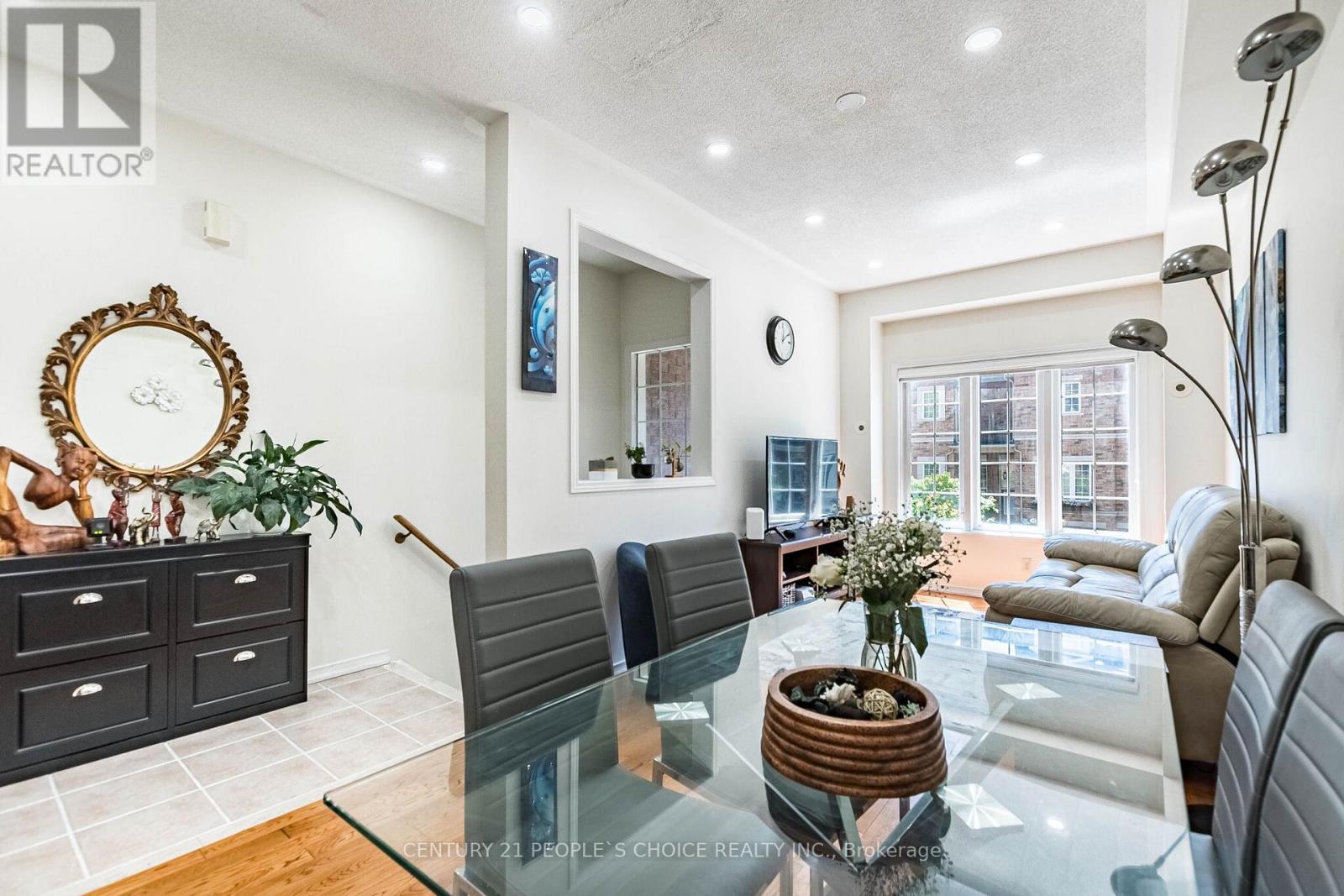 29 - 435 HENSALL CIRCLE