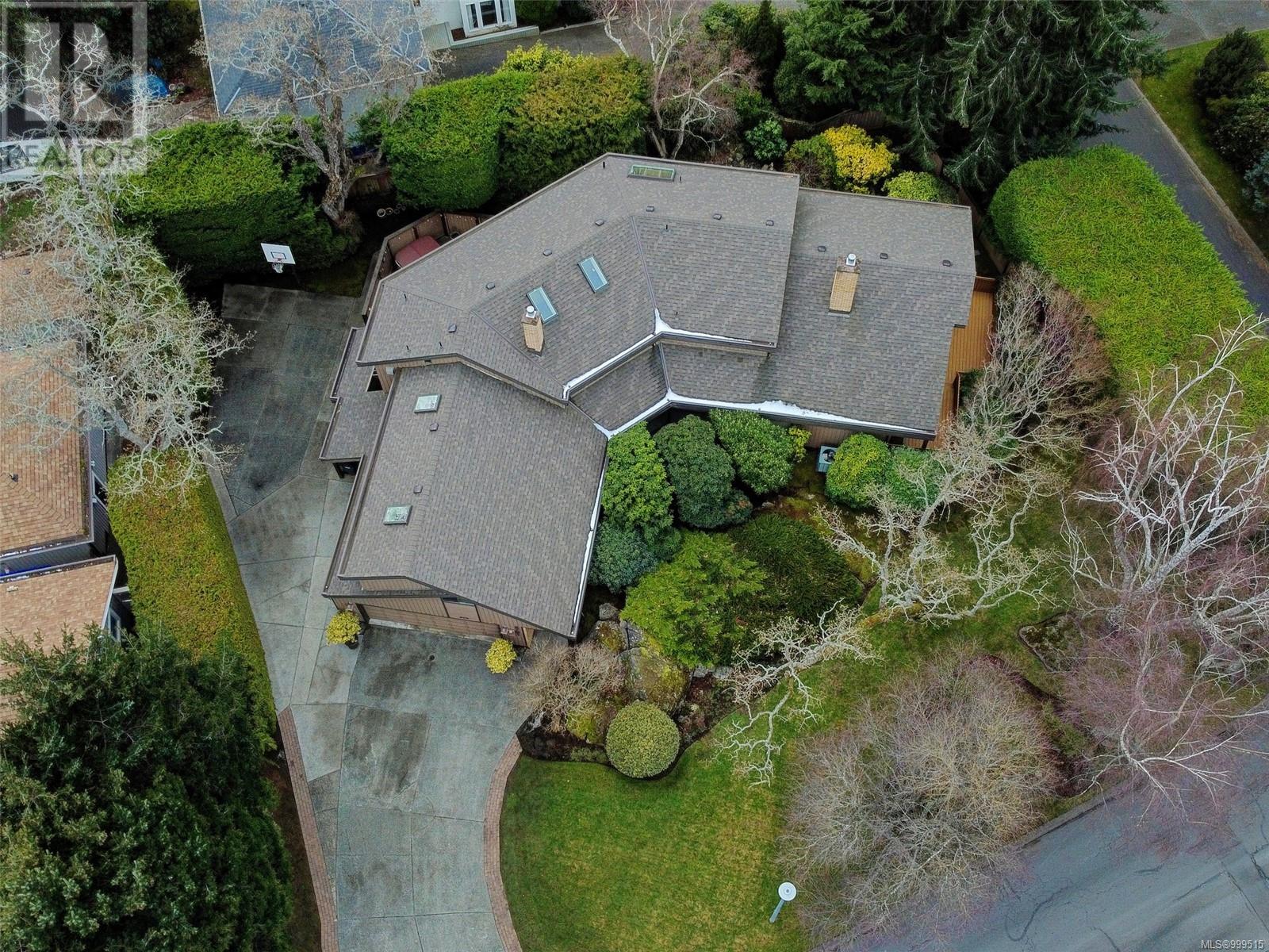 2761 Arbutus Rd