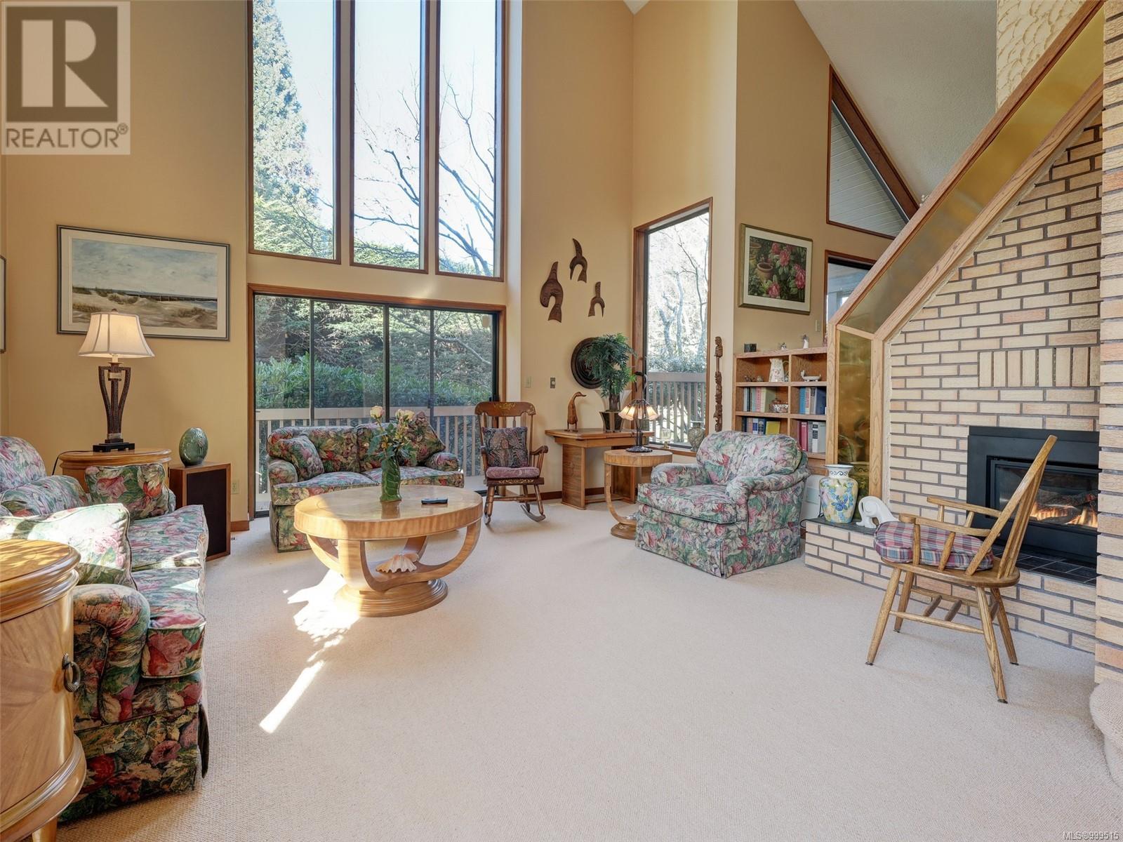 2761 Arbutus Rd