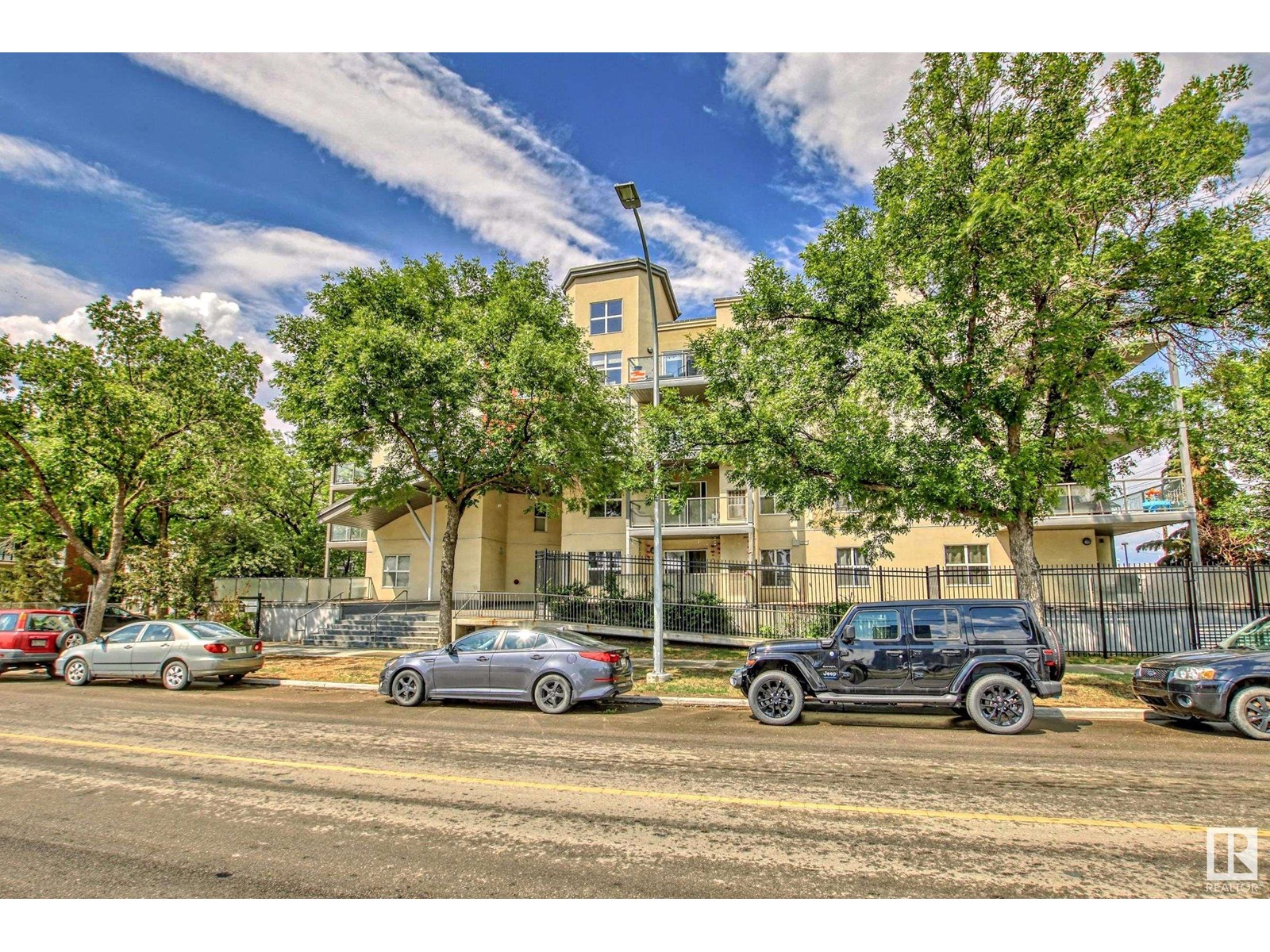 #115 10118 106 AV NW
