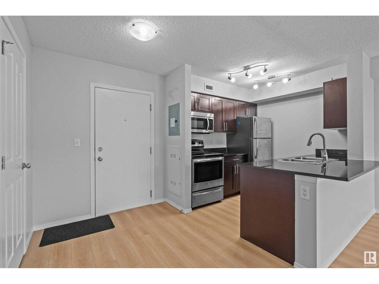 #403 12035 22 AV SW