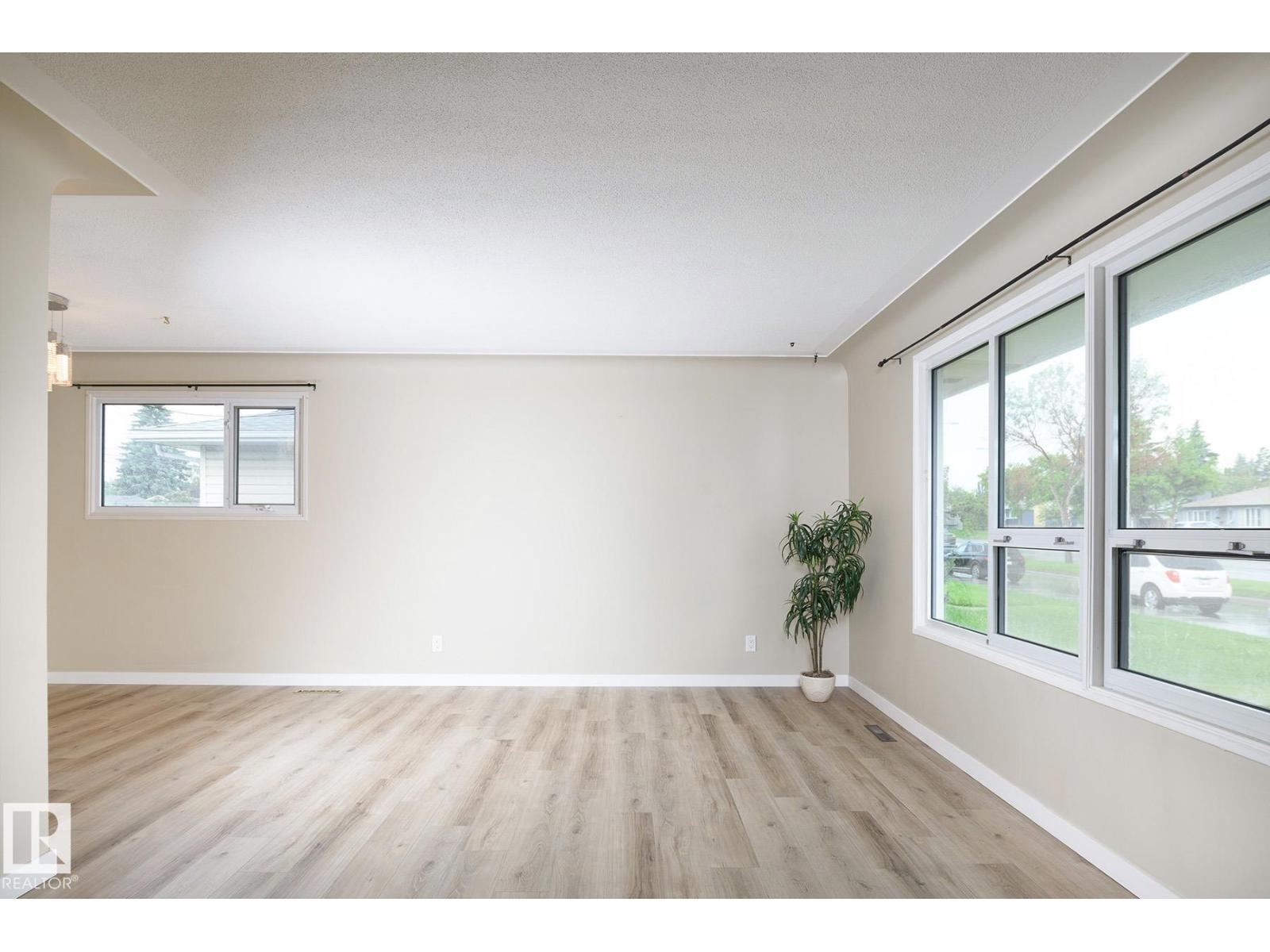 9607 75 ST NW