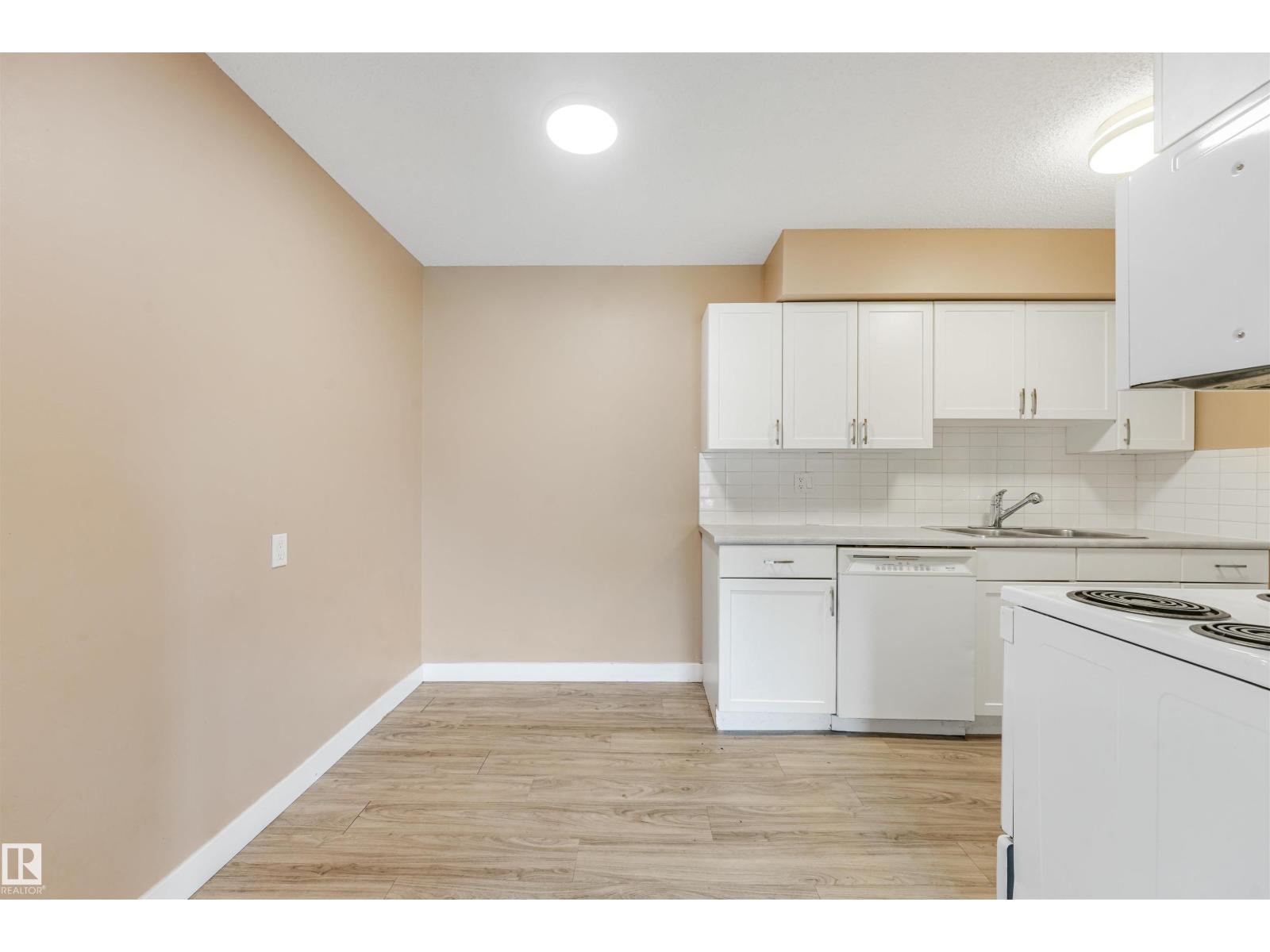 #8 14120 80 ST NW
