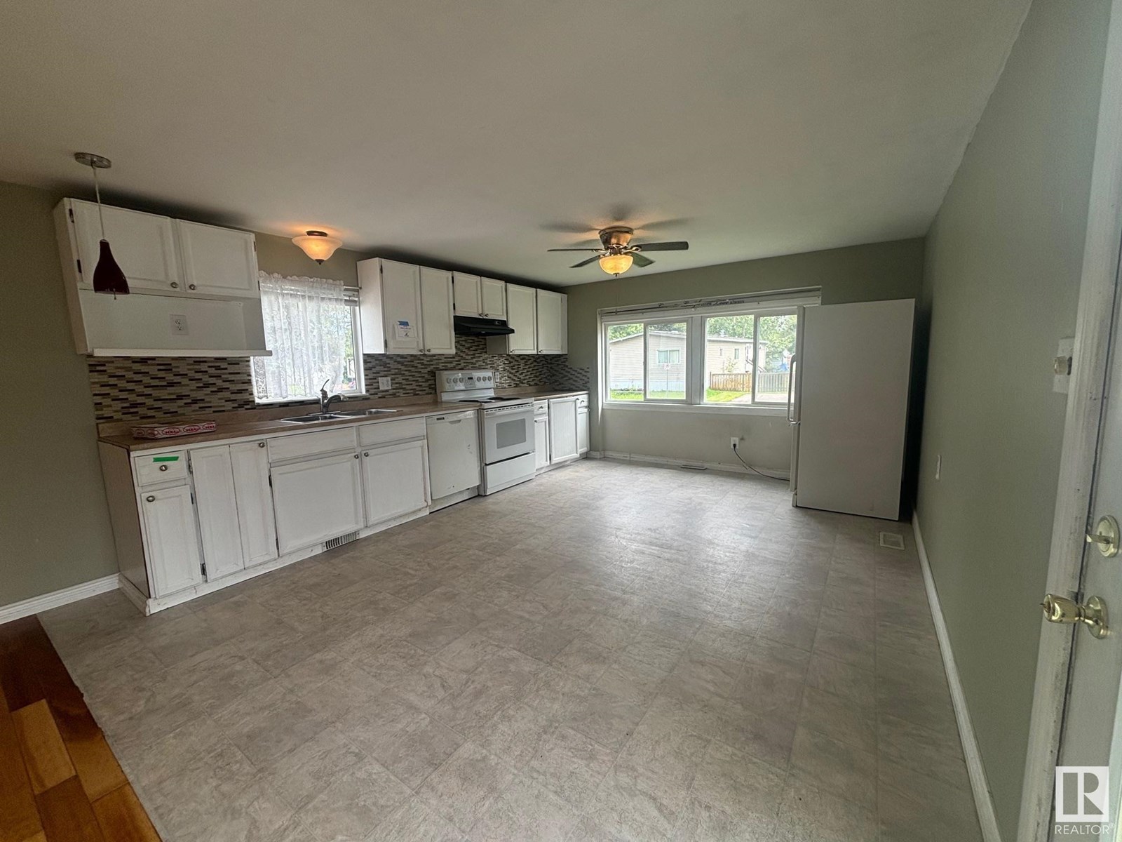 2 Cliff CR NW