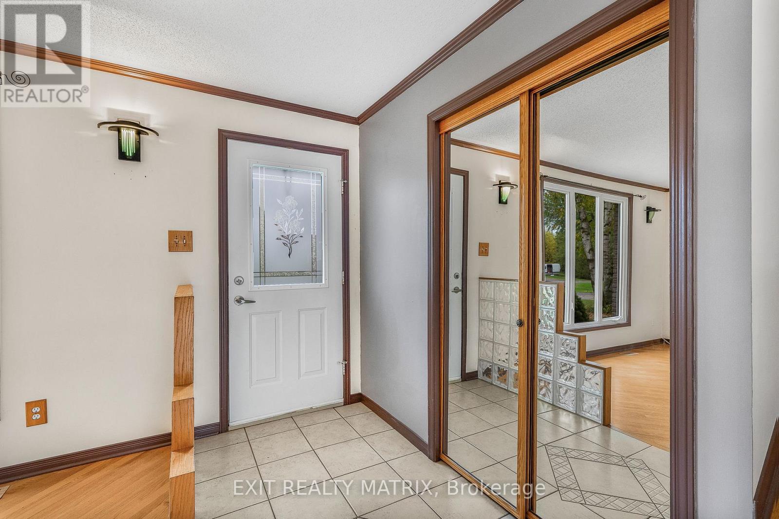 29 LOUISE CRESCENT - Photo 2
