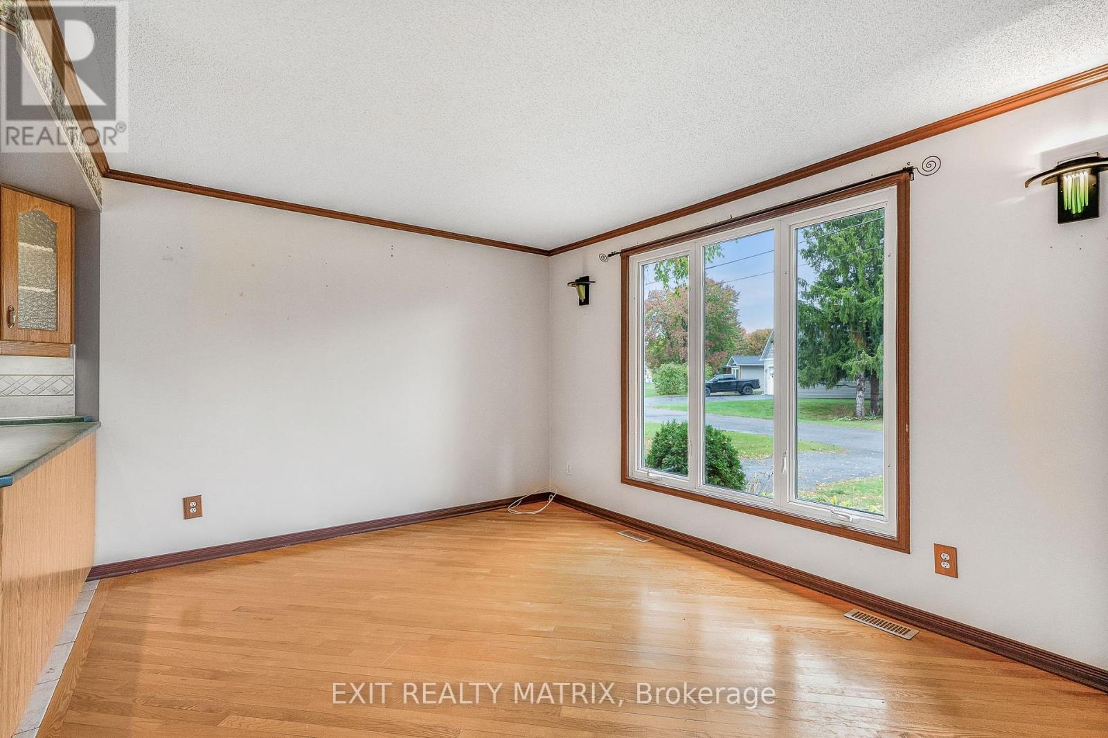 29 LOUISE CRESCENT - Photo 3