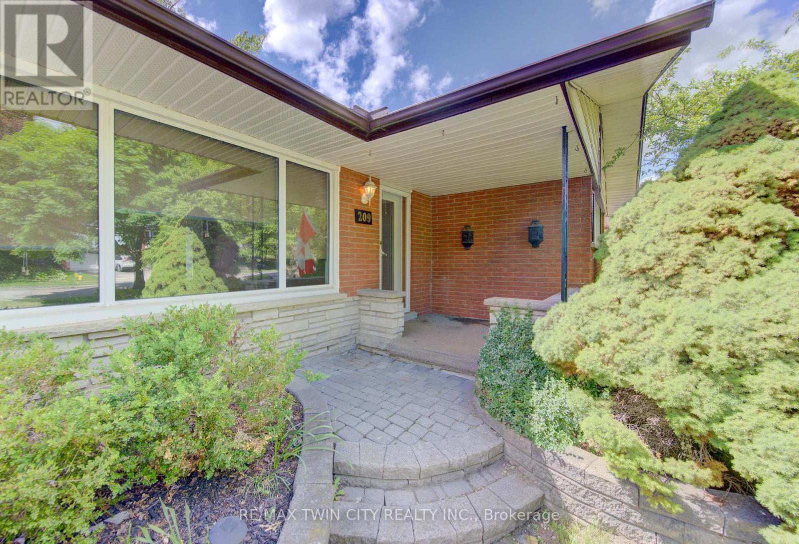 209 DIXIE CRESCENT