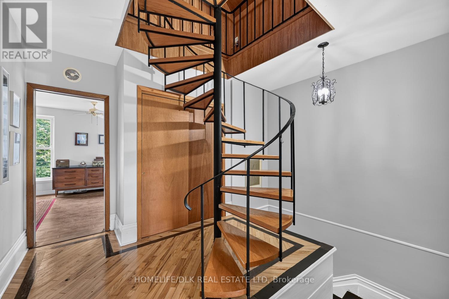 186 KING STREET E