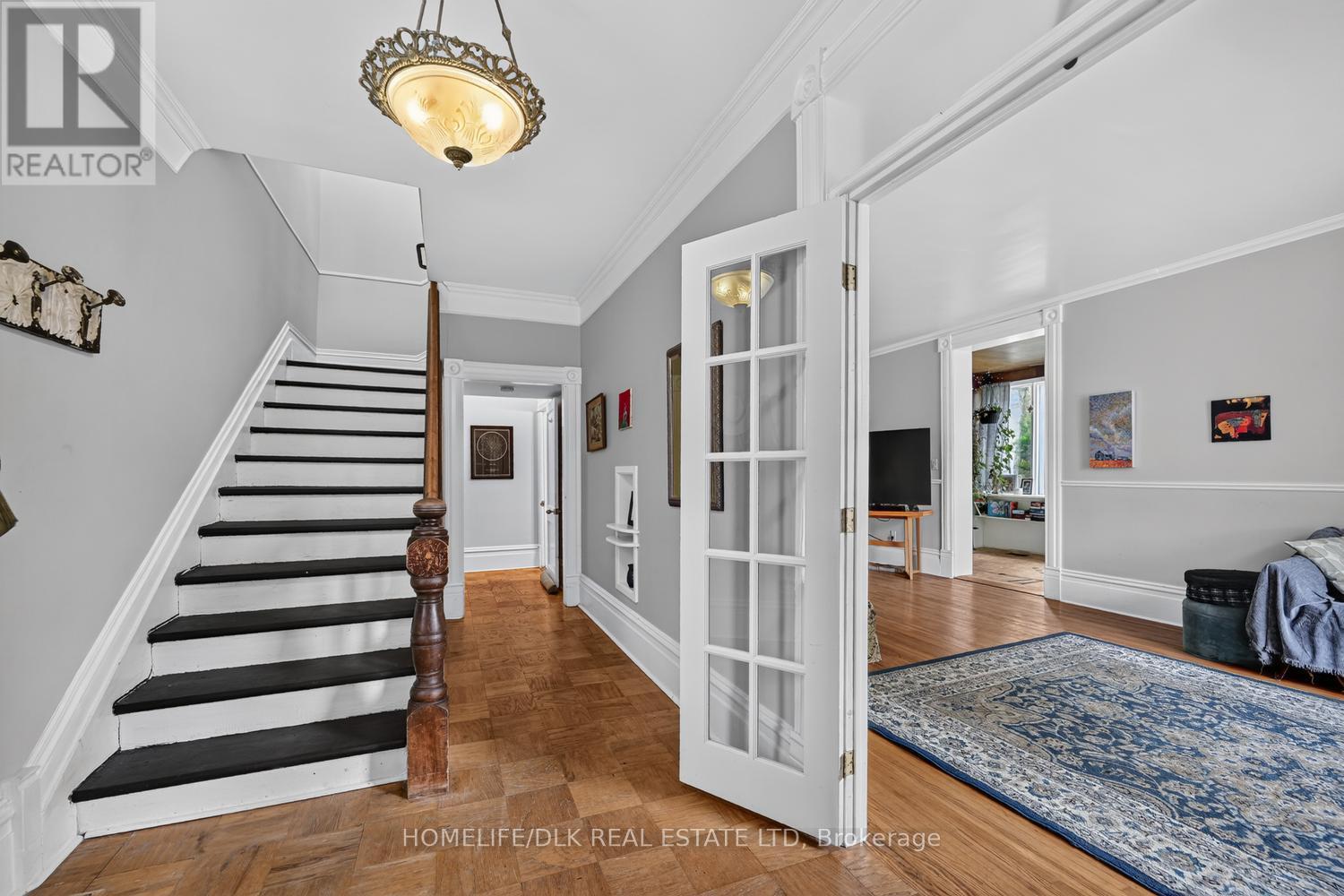 186 KING STREET E