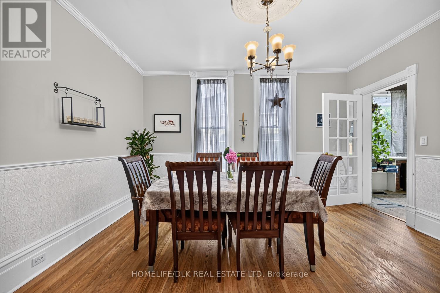 186 KING STREET E