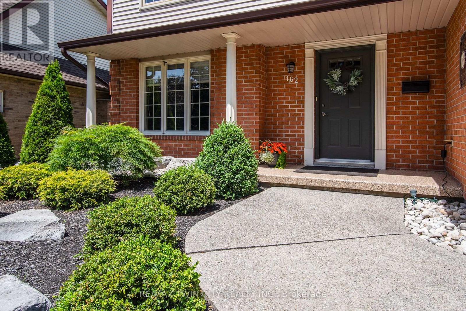 162 AMBLESIDE COURT
