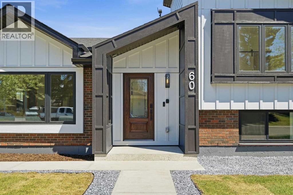 60 Lake Lucerne Close SE