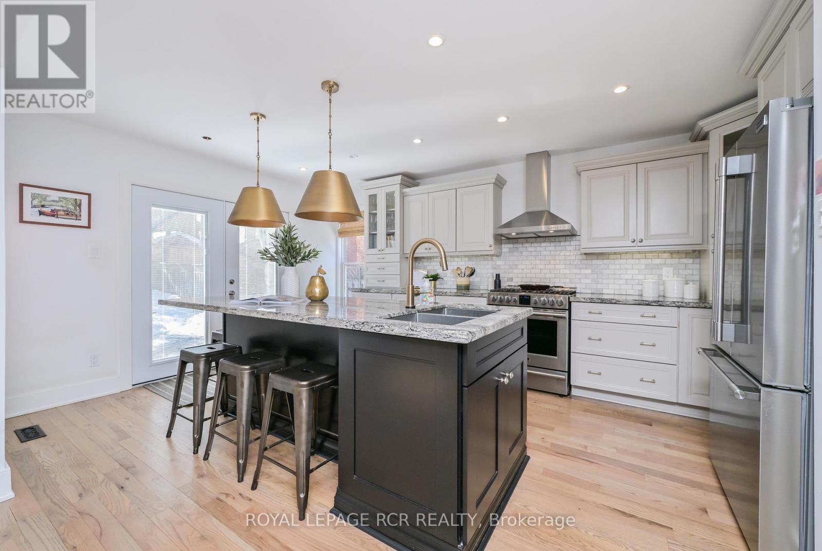 208 KENSINGTON PLACE