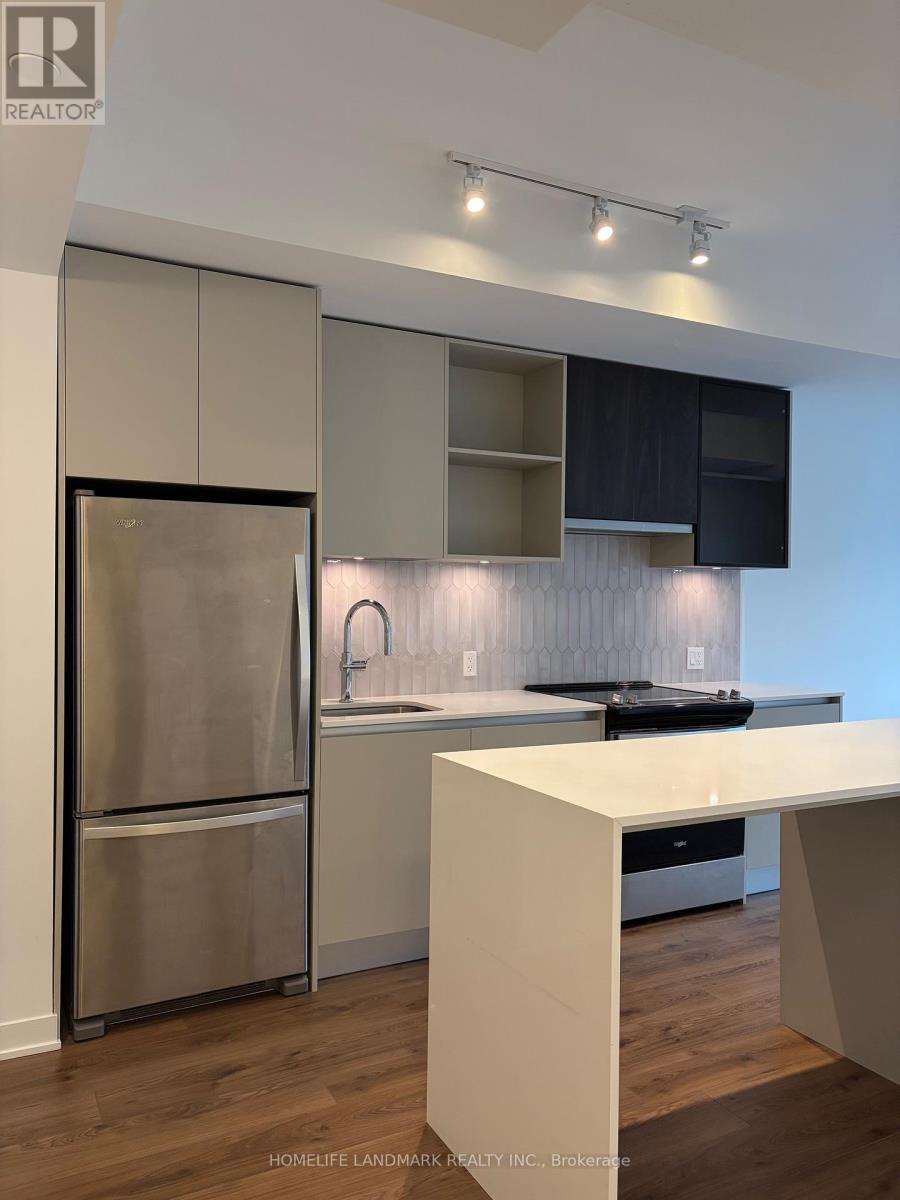 814 - 405 DUNDAS STREET W