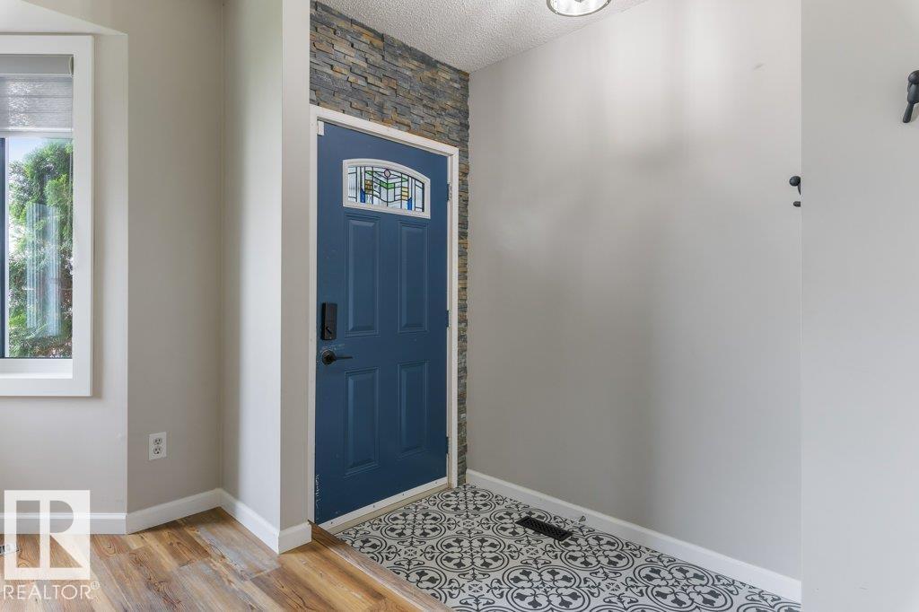 4239 30 AV NW