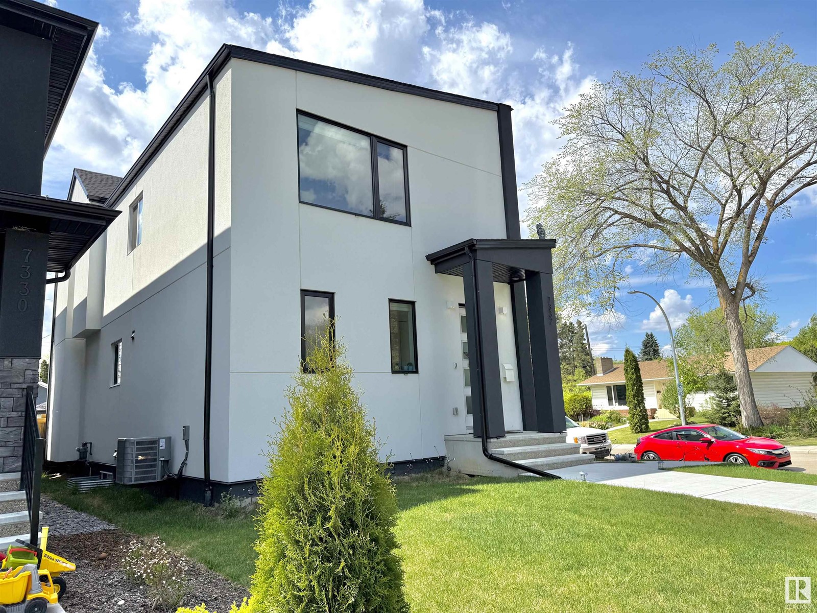 7332 118 ST NW