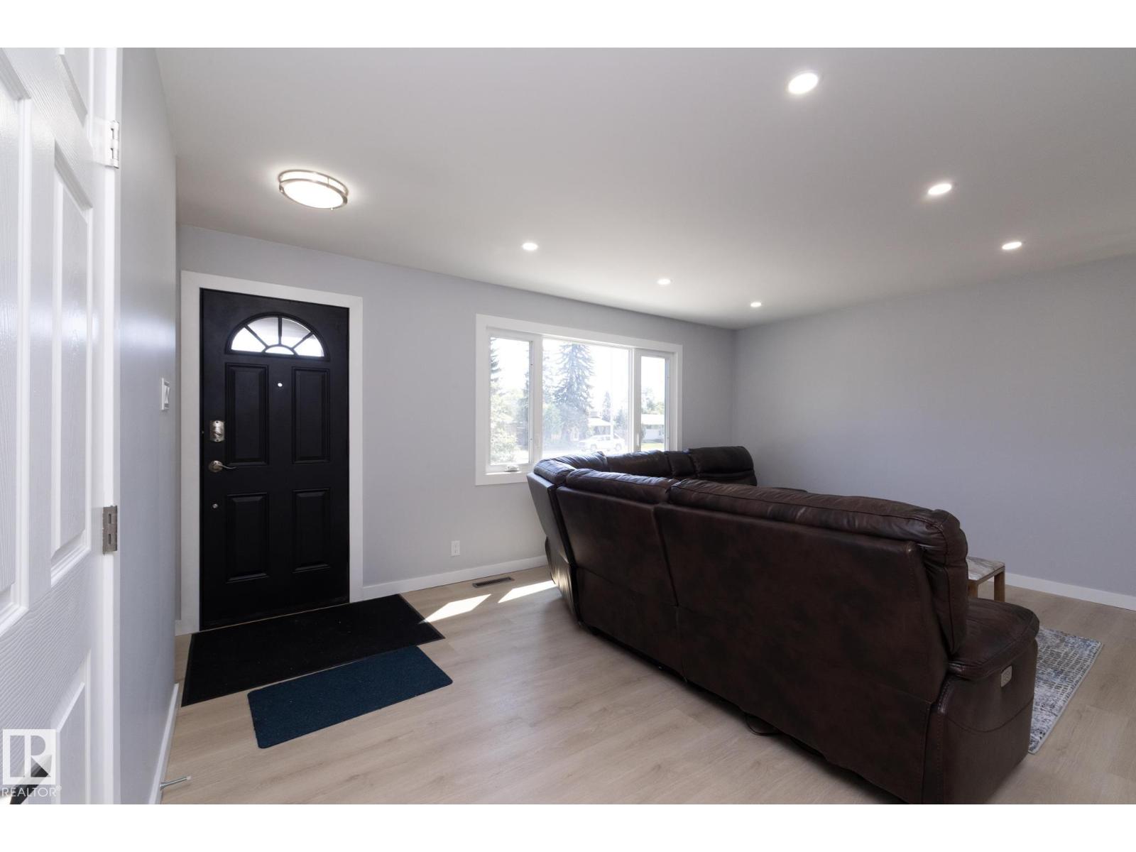 8008 159 ST NW