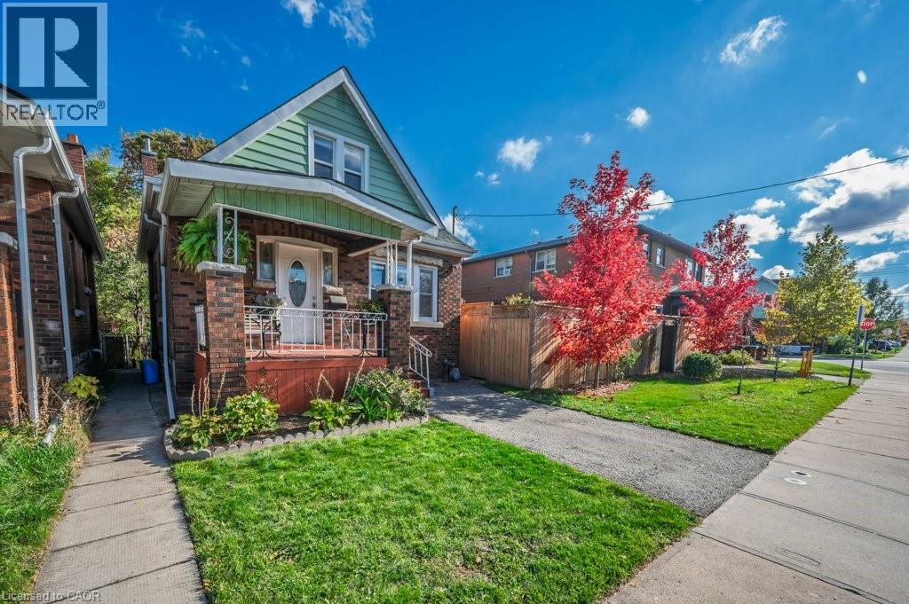 128 CROSTHWAITE Avenue N