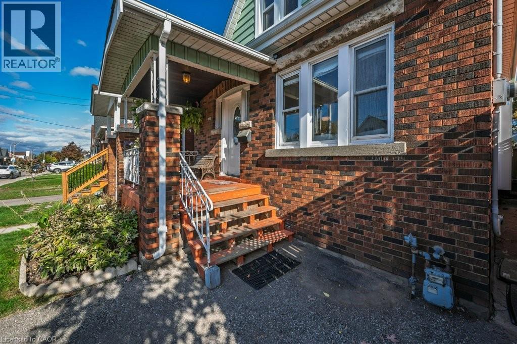 128 CROSTHWAITE Avenue N