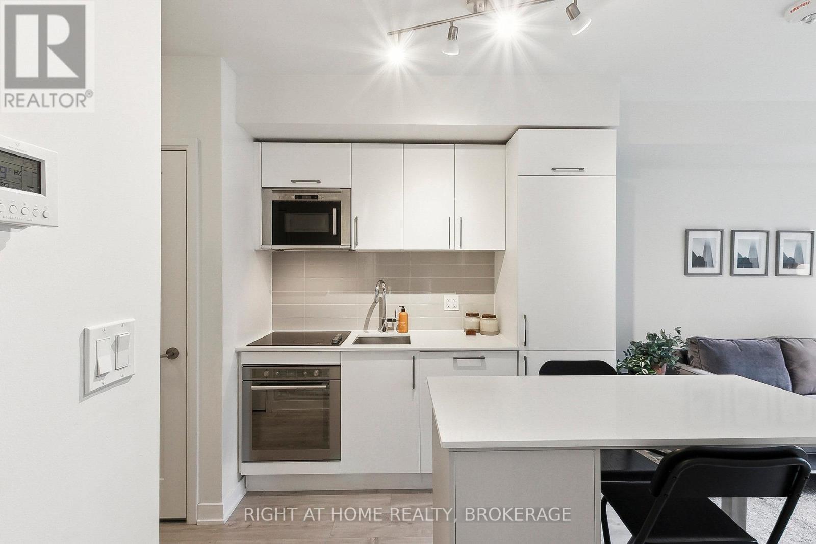 302E - 576 FRONT STREET W