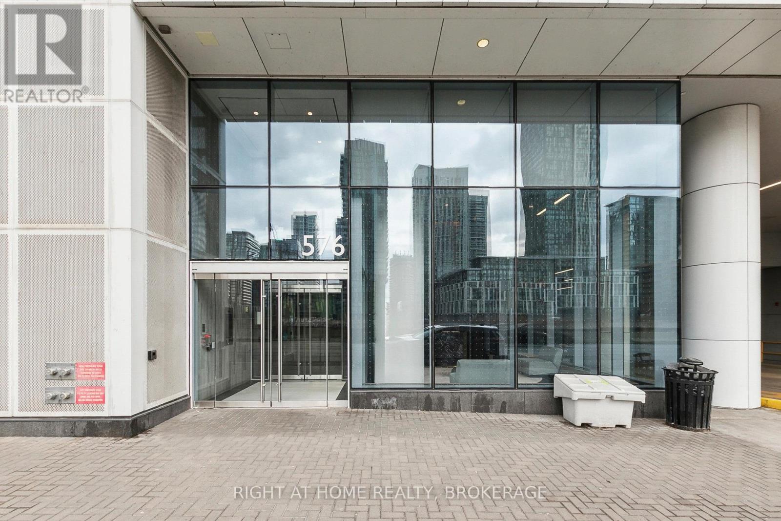 302E - 576 FRONT STREET W