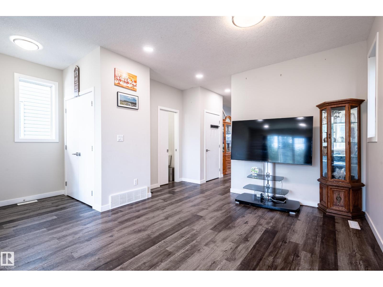 15928 100 AV NW