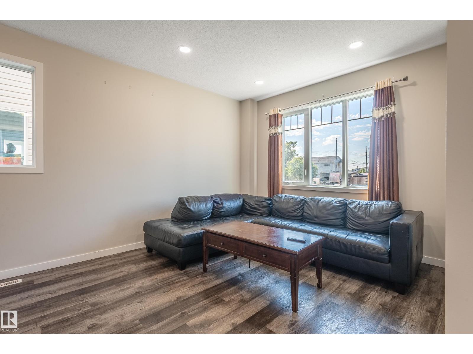 15928 100 AV NW