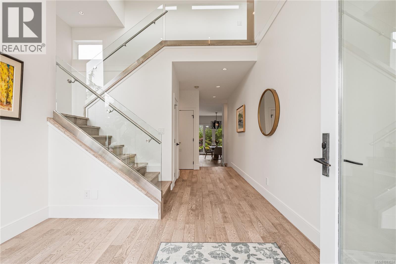 52 Maquinna St