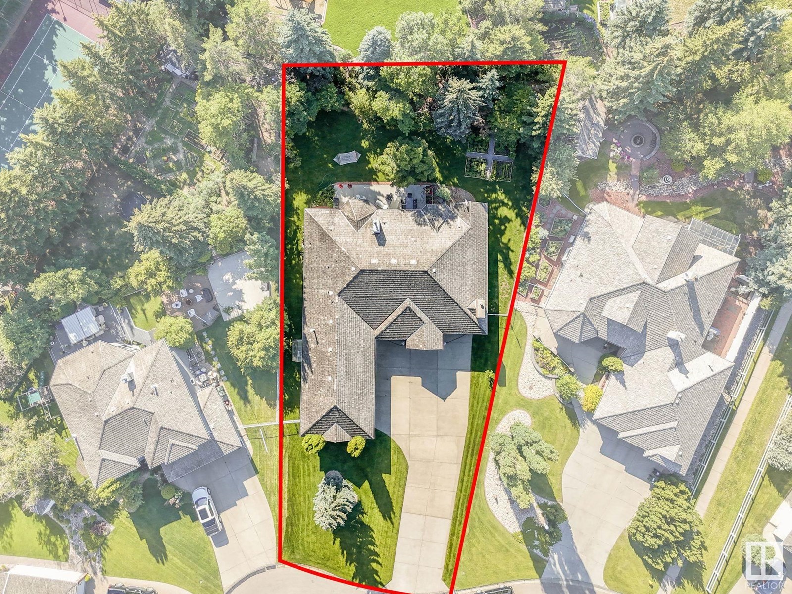 382 ESTATE DR