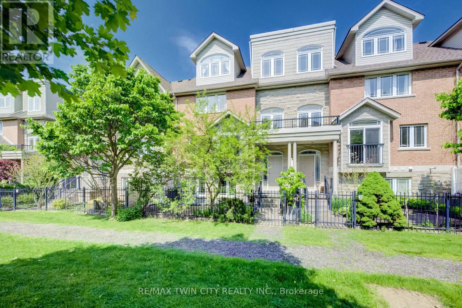 Photo 1 of 36 — 35 GROSVENOR LANE, Cambridge, ON N1R8N2
