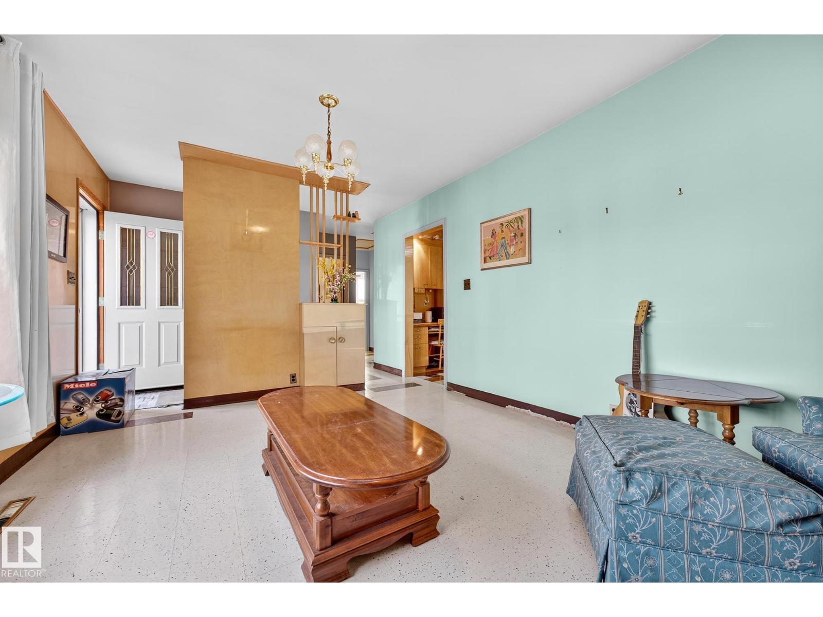 12119 102 ST NW