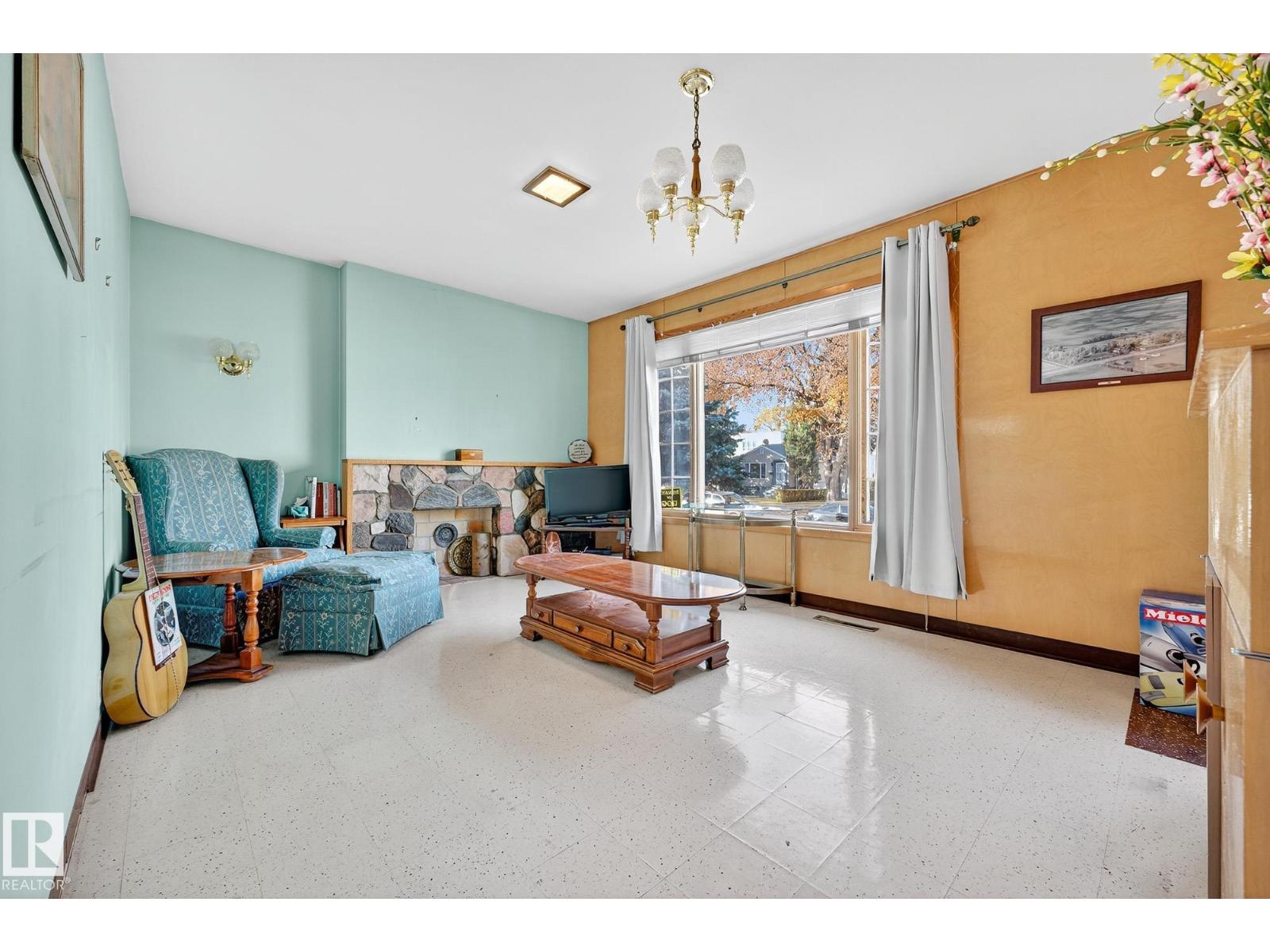 12119 102 ST NW